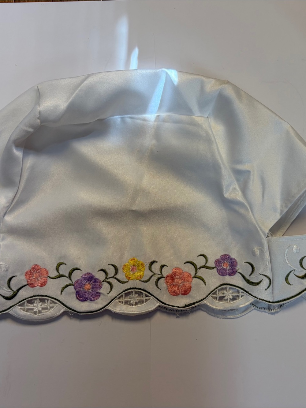 Source Unknown White Satin Embroidered Floral Scalloped Edge Toaster Or Tea Cozy